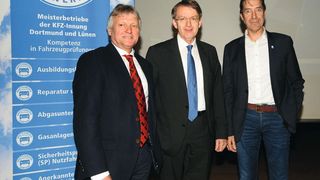 Die Zukunft im Blick: (v. li.) Rainer Hüls (stellvertretender Obermeister), Prof. Klaus Eden von der FH Dortmund und Christoph Haumann (Obermeister).  (Bild: Kfz-Innung)