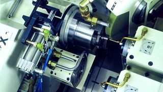 Effiziente Prozessüberwachung steigert die Produktivität und Qualität der Hartfeinbearbeitung ebenso wie die Verfahrenskombination Drehen/Schleifen. Bild: Studer (Archiv: Vogel Business Media)