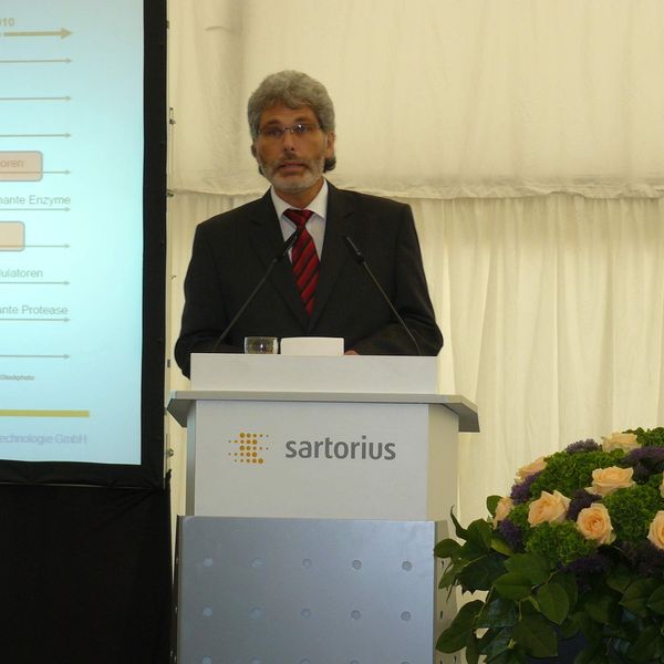 In seinem Vortrag strich Peter Rogge, Rentschler Biotechnology, die Bedeutung von Prozessentwicklunhsplattformen und der Einweg-Technologie für die biopharmazeutischen Industrie hervor. Für ihn ist Sartorius dabei ein verlässlicher Technologie-Partner. (Bild: PROCESS)
