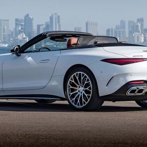 In der Seitenansicht sind die AMG Leichtmetallräder sowie die versenkten Türgriffe des AMG SL zu erkennen.(Bild:  Mercedes-Benz)