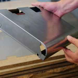 In die dritte Dimension gebogen: komplexes Blechteil für ein Steuerungsgehäuse.