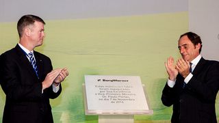 Die Eröffnungsfeier von BorgWarners neuer Produktionsstätte in Lanheses, Viano do Castelo, Portugal, wurde von Brady Ericson, President und General Manager von BorgWarner Emissions Systems (links) und Paulo Portas, Vize Premierminister von Portugal (rechts), besucht. (Foto: Borgwarner)