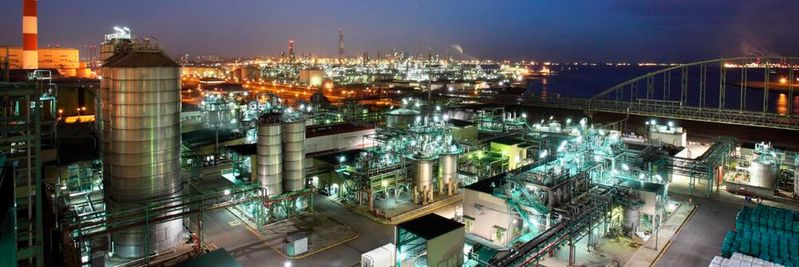 Jurong Island in Singapur: Die große Styrolharz-Produktionsanlage von Denka läuft mit Hunderten Elektromotoren. Jurong Island in Singapur: Die große Styrolharz-Produktionsanlage von Denka läuft mit Hunderten Elektromotoren.