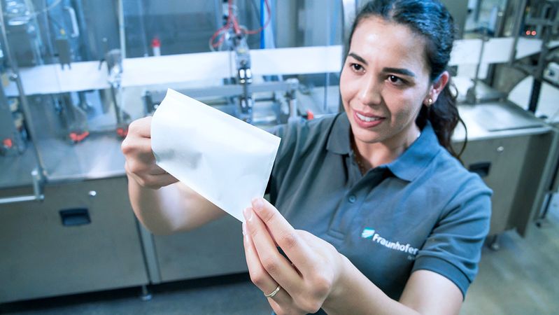 Im Projekt PAPURE entwickeln vier Fraunhofer-Institute ein laserbasiertes Verfahren, das komplett klebstofffreie Papierverpackungen ermöglicht.(Bild:  Fraunhofer IVV)