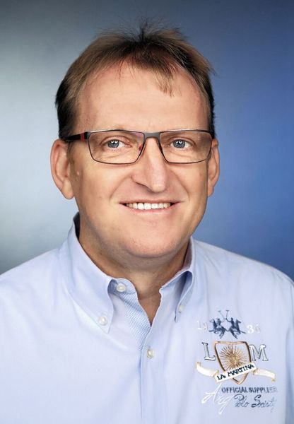 Udo Tartler: „Unsere neue MDM plus ist das Optimum für Kunstharz-Verarbeiter, die mittlere Mengen verarbeiten und wenig Stellfläche zur Verfügung haben, dennoch aber von den Vorteilen der modernen Prozesstechnik in Gestalt einer leistungsfähigen Kompaktlösung profitieren wollen.“  (Bild: Tartler)