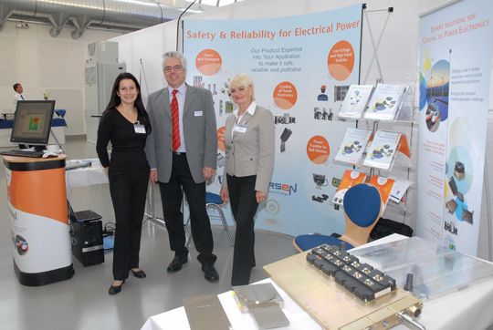 Das Team von Mersen ist spezialisiert auf Flüssigkühlung. Sales Area Manager Rainer Selisko demonstrierte die Lösungen des Unternehmens. (Archiv: Vogel Business Media)