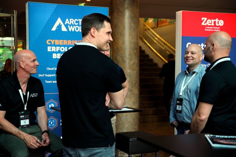 Die Partner an den Meeting Points waren bester Laune, wie hier bei Arctic Wolf Networks und Zerto a HPE company. (Bild: Vogel IT-Akademie)