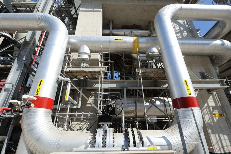 Turning natural gas into GTL products, Qatar – Natural gas is cleaned and processed into a range of gas-to-liquids products at Pearl GTL, Qatar.  (Picture: Shell)
