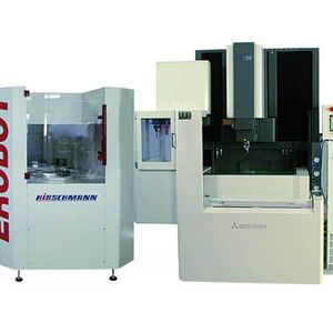 Bild 1: Handlingsystem Erobot bestückt Drahterodiermaschine 
automatisch mit Werkstücken und/oder Elektroden.