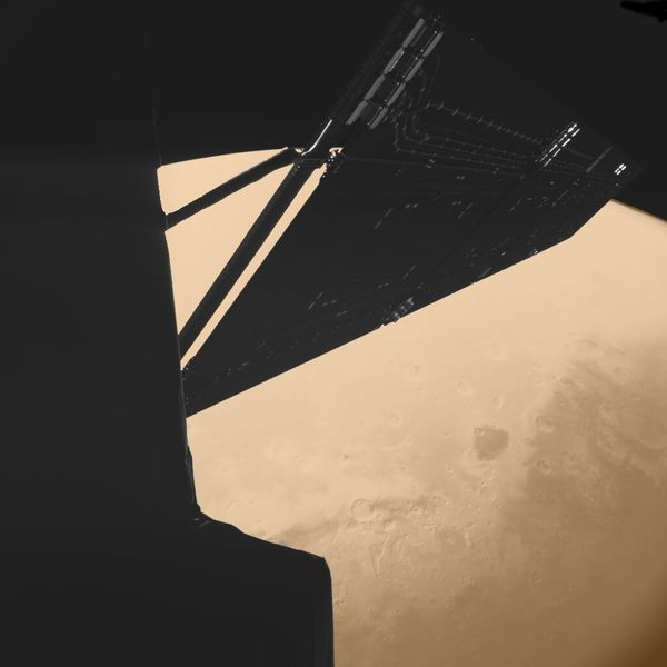 Blick auf den Mars: Dieses Bild wurde von der Kamera Civa, die sich auf dem Lander Philae der Rosetta-Raumsonde befindet, aus etwa 1000 km Entfernung zum Mars aufgenommen. Ein Teil der Rosetta-Sonde sowie einer ihrer Solarpanele ist darauf zu erkennen. (Bild: ESA)