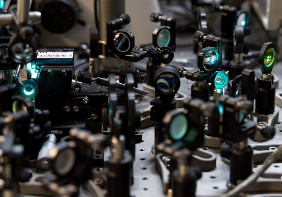 Ein neuartiges Optoakustik-Mikroskop am Institut für Biologische und Medizinische Bildgebung am Helmholtz Zentrum München. Das Gerät kombiniert Laser- und Ultraschall-Technologie zum Aufzeichnen von Daten, die als Bilder ausgewertet werden können. (Sven Hoppe/dpa)