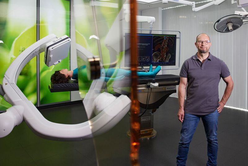 „Ein Navi für den OP.“ So bezeichnet Siemens die Erfindung von Marcus Pfister. Er wurde dafür in der Kategorie Lifetime Achievement von dem Unternehmen ausgezeichnet. Seine Erfindung unterstützt Ärzte im Operationssaal bei ihrer Arbeit, etwa bei Endovaskulären Aortenreparaturen. (Bild: ©Enno Kapitza)