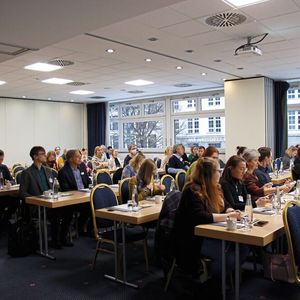 Der Vortragssaal im Holywood Media Hotel ist fast bis auf den letzten Platz gefüllt.(Bild:  LABORPRAXIS/Dietz)