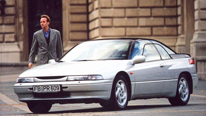 1990 präsentierte Subaru den SVX als Nachfolger des aufgrund seines kantigen Designs mittlerweile stilistisch überholten Coupés XT. Er verfügte über einen 3,3-Liter-Sechszylinder-Boxermotor mit 230 PS Leistung. Da der Absatz hinter den Erwartungen zurückblieb, schoben die Verantwortlichen ein einfachere, ohne Allradantrieb ausgestattete Version nach. Von den weltweit etwa 25.000 gebauten Exemplaren gingen gerade einmal 854 nach Deutschland. (Bild: Subaru Deutschland)