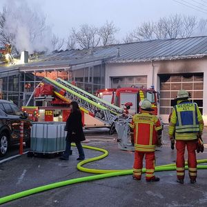 Die Flammen griffen auf ein Reifenlager über.(Bild:  Feuerwehr Wolfratshausen)