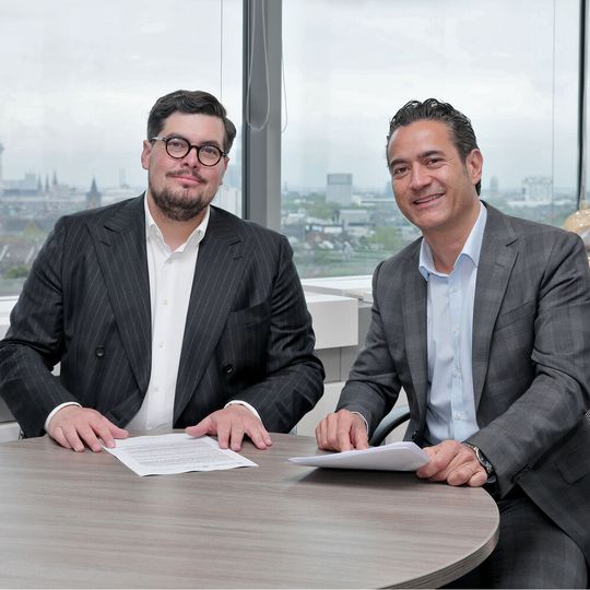 Sascha Schröder von Statkraft (links) und Gilles Le Van von Air Liquide bei der Unterzeichnung des Stromliefervertrags.(Bild:  Dirk Jochmann)