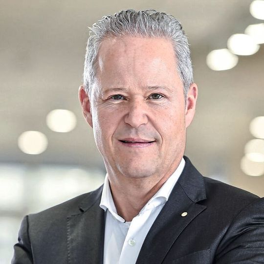 Bernhard Linnenschmidt ist Geschäftsführer der Emil-Frey-Gruppe für den nationalen Einzelhandel in Deutschland. Bernhard Linnenschmidt ist Geschäftsführer der Emil-Frey-Gruppe für den nationalen Einzelhandel in Deutschland.