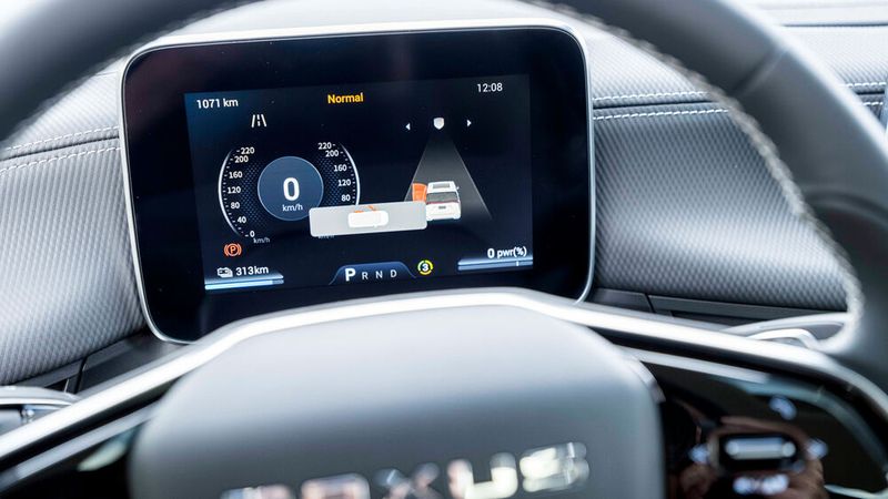 ... verfügt der Mifa 9 über ein kleineres Instrumentendisplay. (Bild: Maxus)