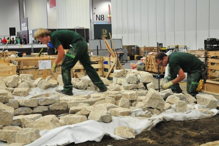Bei den Landschaftsgärtnern geht es darum, große Steine möglichst attraktiv anzuordnen... (Foto: Schmidt)