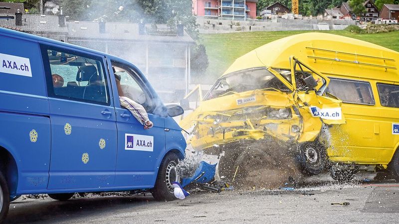 Bereits beim Vorgänger des T3, dem T2, achtete Volkswagen auf das Verhalten der Karosserie im Crashfall. Ein hinter der Stoßstange angebrachtes Deformationselement sollte hier helfend fungieren.  (Bild: © KEYSTONE / MELANIE DUCHENE)