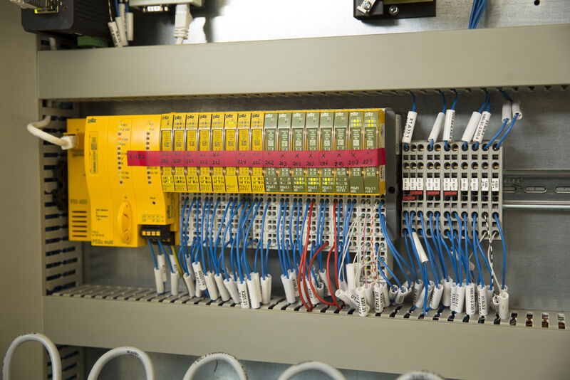 Mit dem Automatisierungssystem PSS 4000 von Pilz ist das Zusammenspiel der Komponenten und die einfache Realisierung der sicheren Antriebe in der Applikation gewährleistet. (Bild: Pilz GmbH & Co. KG / Kennametal Stellite GmbH)
