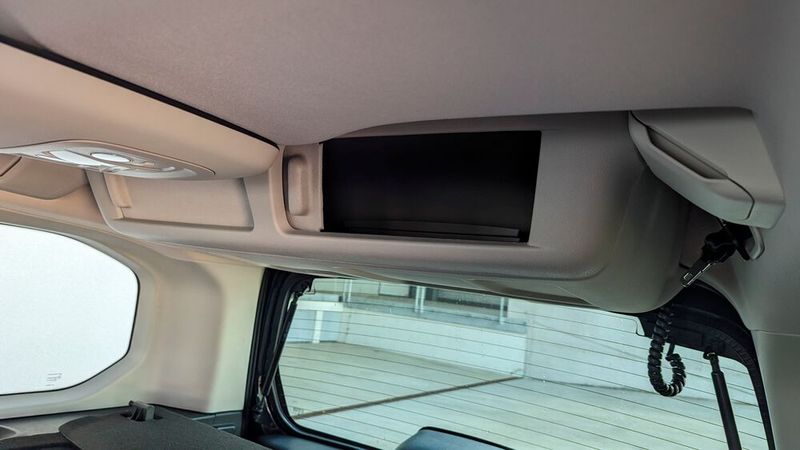 ... ein sehr großes Fach im Dach hinter der Heckklappe und eine Ablage hinter der Windschutzscheibe (nicht im Bild). Was soll man da nur alles reintun? (Bild: Rosenow – VCG)