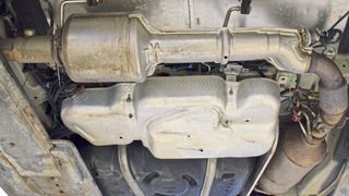 Ein Nachrüstsystem – hier in einen Fiat Ducato eingebaut – besteht aus den folgenden Komponenten: SCR-Katalysator (1), Adblue-Einspritzdüse (2) und Adblue-Tank. Je nach Bauart kann auch ein Heizkat (4) oder ein Ammoniakgenerator hinzukommen. (Bild: Jan Rosenow)