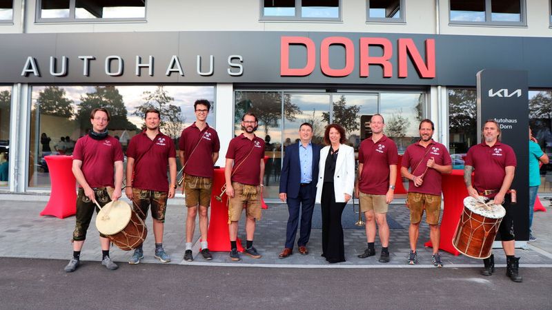 Geschäftsführer Johann Dorn und Prokuristin Monika Dorn begrüßten am Eröffnungswochenende stolze 7.000 Besucher – 2.000 mehr als erwartet. (Bild: Autohaus Dorn)