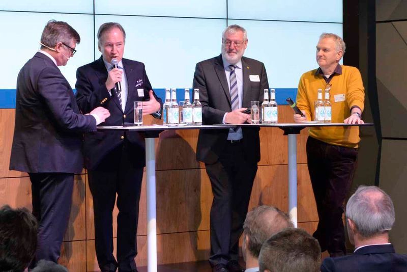 Jens Nietzschmann diskutierte mit Dirk Weddigen von Knapp, Vorsitzender des VW/Audi-Partnerverbands, Thomas Burkhardt vom ADAC und dem Motorjournalisten Andreas Keßler über die Dieselkrise. (Wehner / »kfz-betrieb«)