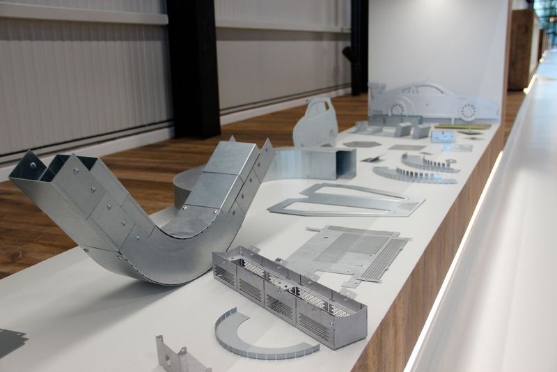 Zu jeder Maschine zeigt LVD Bauteile, die damit hergestellt wurden. (Itasse)