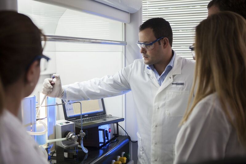 Practical training at the Wacker Academy Brazil lab: The industrial-chemical expertise acquired at the training sessions can be seamlessly put into practice at the new application lab. (Picture: Wacker)