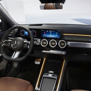 Innen gibt es künftig serienmäßig unter anderem ein Lederlenkrad, Komfortsitze und Fernlichtassistent.(Bild:  Mercedes-Benz)