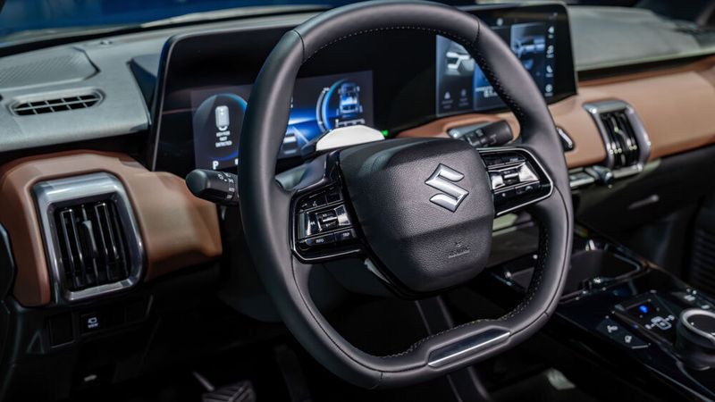 Die Japaner setzen auf eine Kombination aus robusten Materialien, einigen haptischen Schaltern und Knöpfen sowie ein vergleichsweise zurückhaltendes Display-Duo für Instrumente und Infotainment. (Bild: Suzuki/marcuswerner.com)