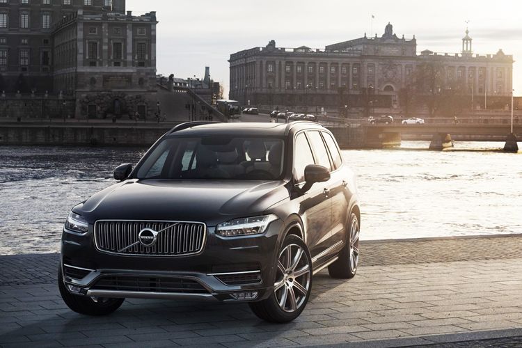 Das bis auf einige markante Falze durchgehend glatte Blechkleid soll Seriosität und Selbstbewusstsein ausstrahlen. (Foto: Volvo)