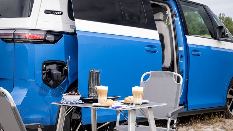 Außerdem gibt es Verdunklungselemente für alle Scheiben, Lüftungsgitter für die vorderen Seitenfenster sowie zwei Campingstühle und einen Campingtisch für draußen. (Bild: VW)