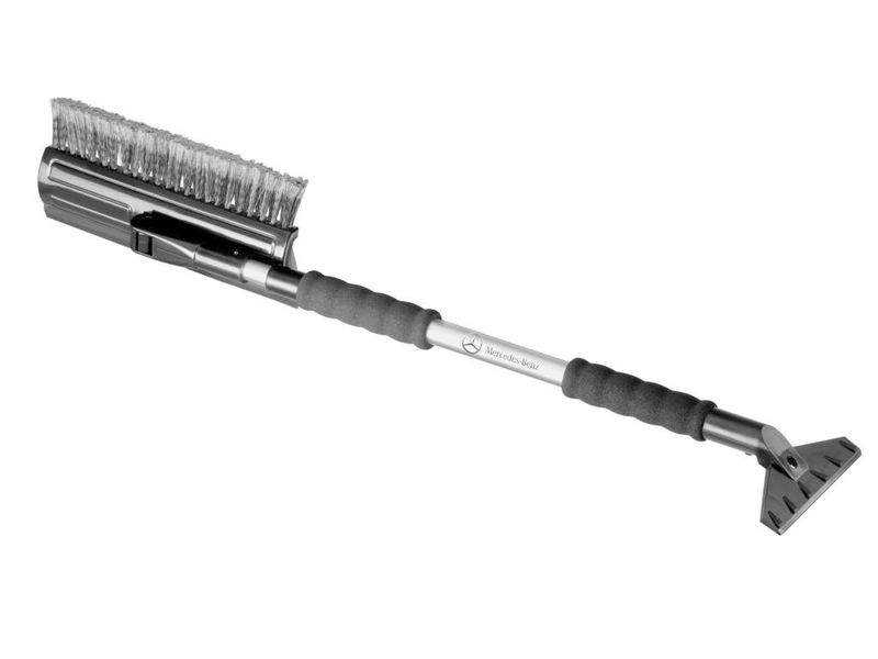 Schneebesen mit Eisschaber und Teleskoprohr, ausziehbar bis ca. 110 cm Länge mit 90°-Abwinkeloption, rutschfester Softgriff. Artikelnummer: B66956847. (Bild: Daimler)