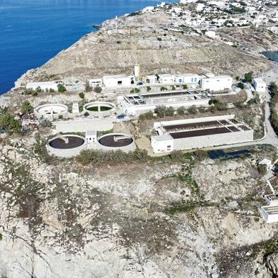 Fig. 1 : Les essais pilotes ont été menés à la station d'épuration municipale de Mykonos, un site emblématique des défis auxquels sont confrontées les îles méditerranéennes. (Image :L'eau 3.0)