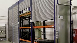 Das Stahlgehäuse der Vorbaurolläden und die Führungsschienen werden auf Wunsch den Regalprofilen farblich angepasst. (Bild: Julius vom Hofe)