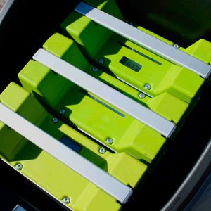 In den Kumpan passen bis zu drei Akkus. (Bild:  SP-X/Mario Hommen)