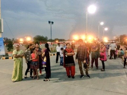 Solar Impulse 2: Etappe 3, Begeisterter Empang in Ahmedabad (Indien) (Bild: Solar Impulse)