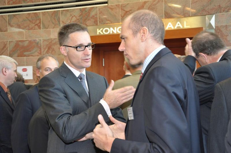 von links: Dr Kurt Dirk Bettenhausen, Leiter Engineering & Consulting Process Automation bei Siemens im Gespräch mit Jörg Reinhardt, Celanese  (Archiv: Vogel Business Media)