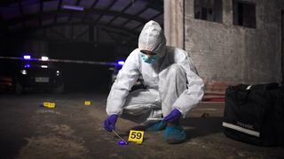 Die forensische Analytik hilft bei der Aufklärung von Kriminalfällen. Dabei erschweren so genannte Stutter-Artefakte die Auswertung der Genanalysen. (Bild: CineLenspeopleimages.com – stock.adobe.com)