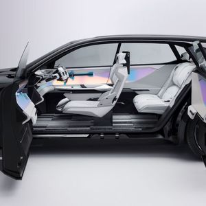 Viele der Details werden es nicht ins richtige Leben schaffen: Dazu gehören die Türen, die sich nach der Kleiderschrank-Logik gegenläufig öffnen und deshalb ohne die mittlere Säule auskommen.(Bild:  Renault)