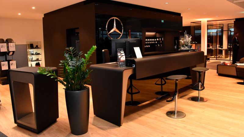 Mercedes-Kunden werden an der Theke von Gastgebern in Empfang genommen. (Bild: Simon – VCG)