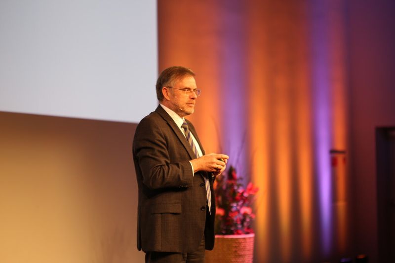 Prof. Dr. Gunter Dueck beginnte mit seiner Keynote «Das Neue und seine Feinde» (Bild: SMM)