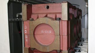 Der Frontlader reinigt auch große und sperrige Teile wie Motorblöcke. (Bild: Rosink)