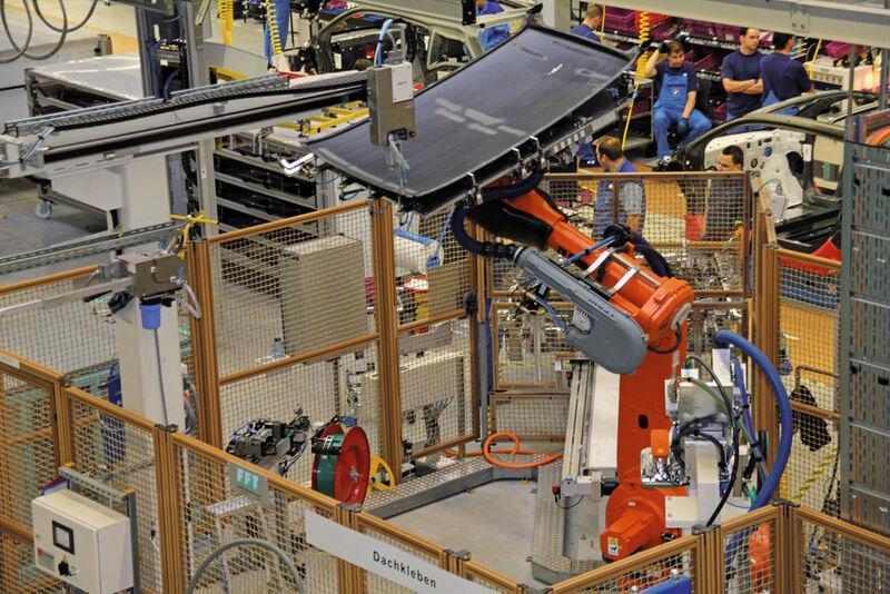 Kollege Roboter unterstützt die BMW-Mitarbeiter in der Montage. Die CFK-Teile müssen geklebt werden, deshalb ist Sauberkeit in der Produktion wichtig. (Bild: Weber)