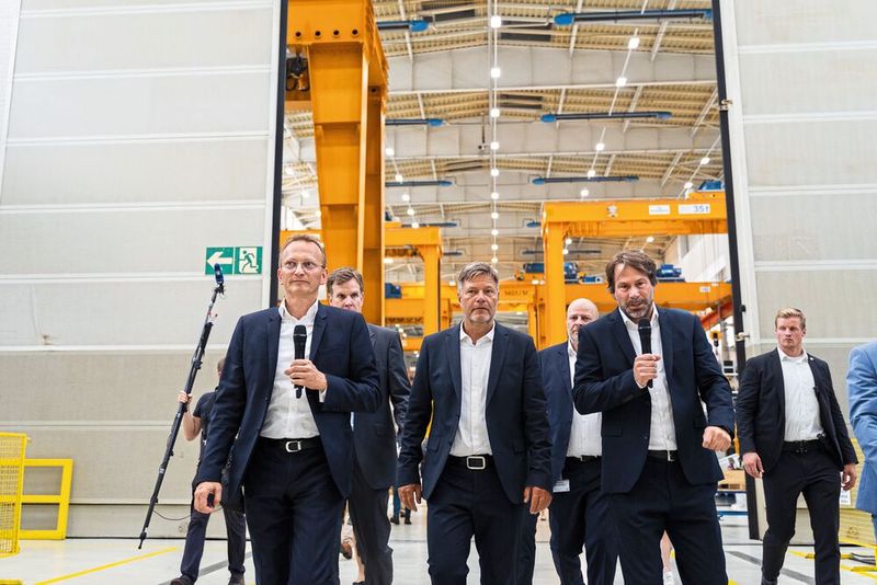 Flender-CEO Andreas Evertz (links) und Lars Wiegemann (rechts), COO von Flenders Windmarke Winergy, führen Minister Habeck durch das Werk in Voerde.  (Bild: Flender GmbH)