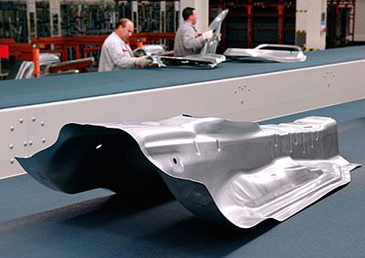 Förderband der Großraumsauger-Transferpresse mit Karosserieteil (Mitteltunnel Audi A4). (Archiv: Vogel Business Media)