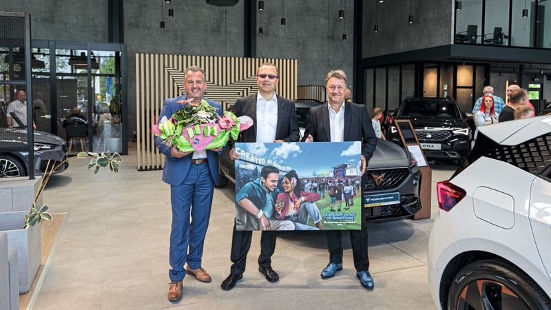 Seat Deutschland überbrachte Glückwünsche zur Eröffnung (v.l.): Heiko Skubacz (Seat Gebietsleiter Aftersales), Marko Schneider (Geschäftsführer und Inhaber der Schneider Gruppe) und Uwe Bach (Gebietsleiter Handel und Vertrieb Seat Deutschland). (Bild: Seat/Schneider-Gruppe)